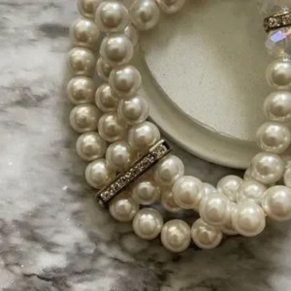 Ladies elegant, detailed Multi Layered Pearl Bracelet - Picture 2 of 4
